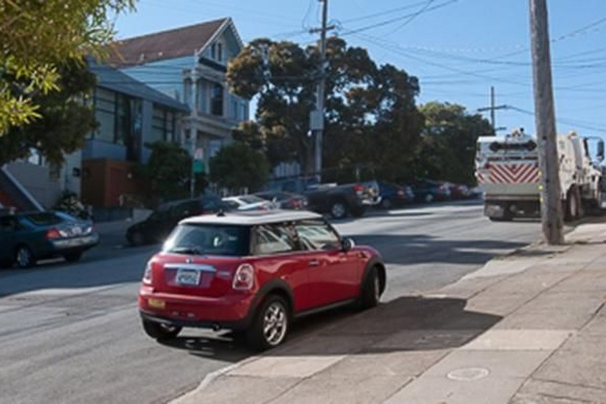 Ini Dampak Mobil Sering Parkir di Tanjakan atau Turunan