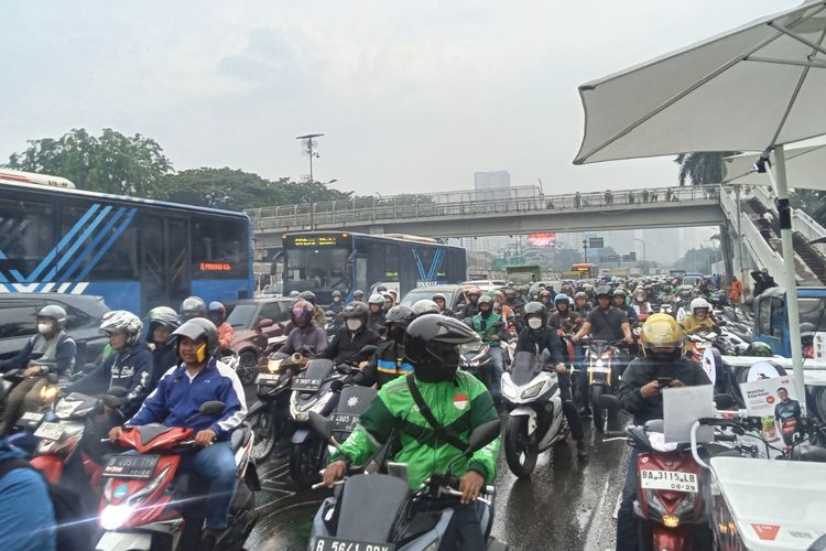 transportasi umum, Kemacetan Jakarta, solusi berkelanjutan, Mizandaru Wicaksono, Jumlah Kendaraan di Jakarta Mengalahkan SIngapura