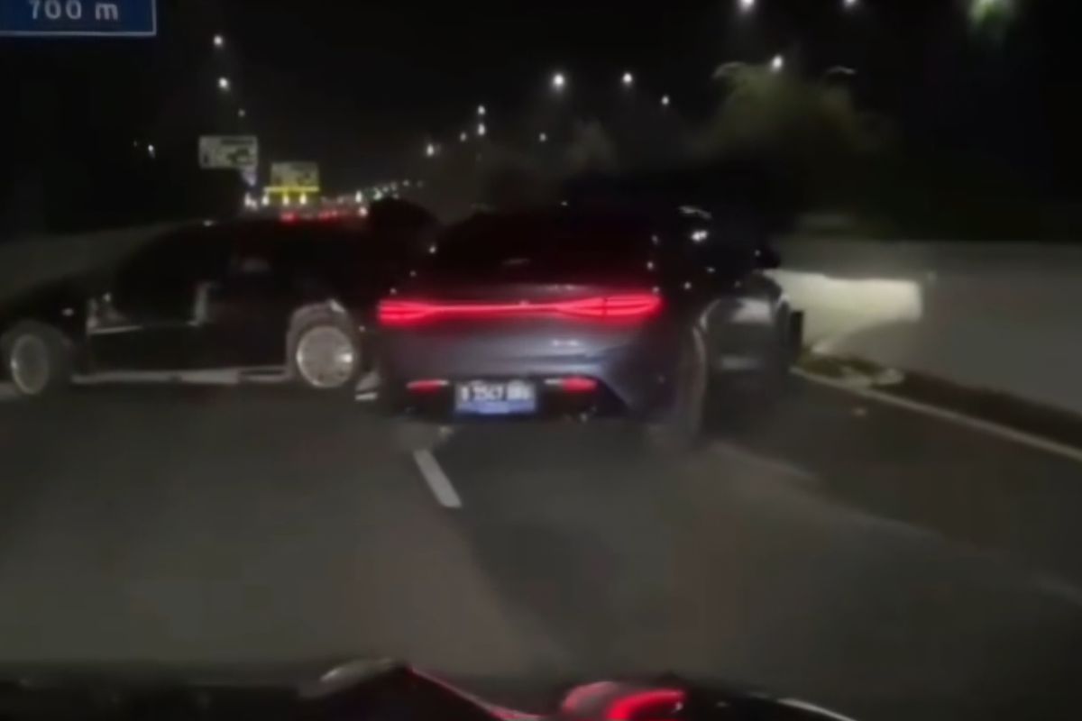 Viral! Video Tabrak Lari Mobil BYD di Tol Bandara