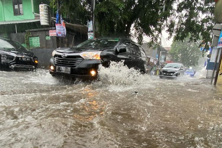 hujan, jalan, tergenang, mobil, aquaplaning, Aquaplaning, berkendara, oversteer, Waspada, Bahaya Aquaplaning Mengintai di Jalan Tergenang