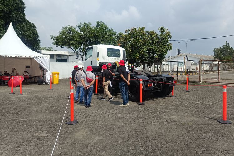 sopir truk, blind spot, Isuzu Astra Motor Indonesia, keselamatan berkendara, Mengungkap Bahaya Blind Spot Sopir Truk