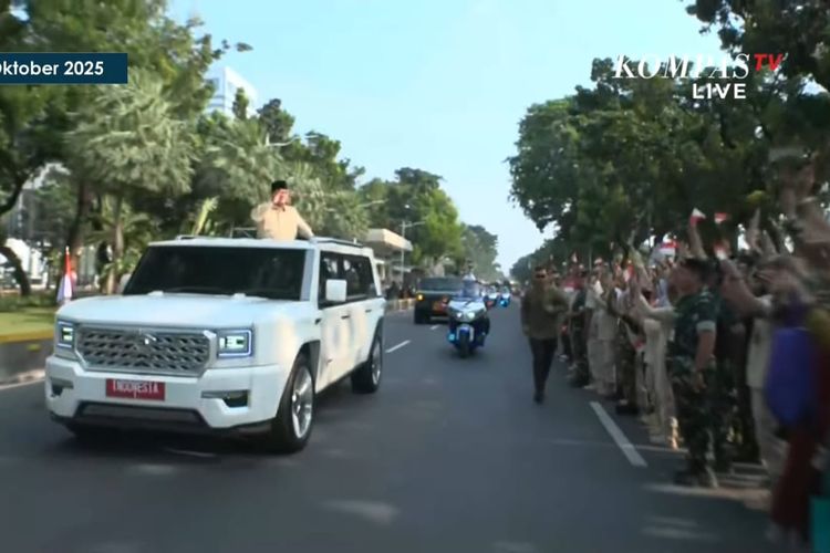 Prabowo, maung, HUT TNI, presiden prabowo subianto, Maung Garuda Limousine, hut ke-80 tni di monas, Prabowo Sapa Warga dari Atas Maung Garuda di HUT ke-80 TNI
