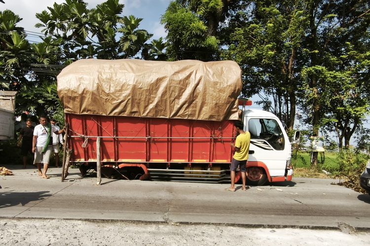 truk odol karanganyar, Truk patah as roda Solo, Truk Patah As Roda Karanganyar, Truk ODOL Patah As Roda Bikin Lalu Lintas di Jalan Adi Sumarmo Tersendat