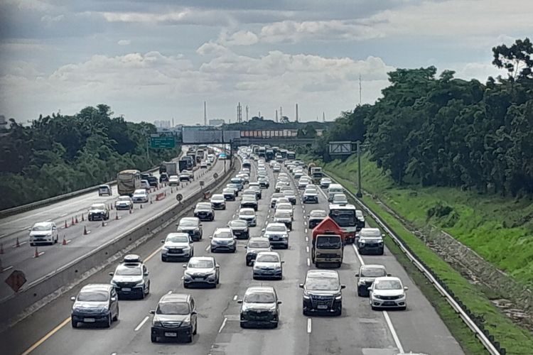 volume, Lalu lintas, Cikampek Utama, arus mudik, kendaraan, Puncak Arus Mudik 2025, Lebih dari 1,4 Juta Kendaraan Keluar Jabotabek