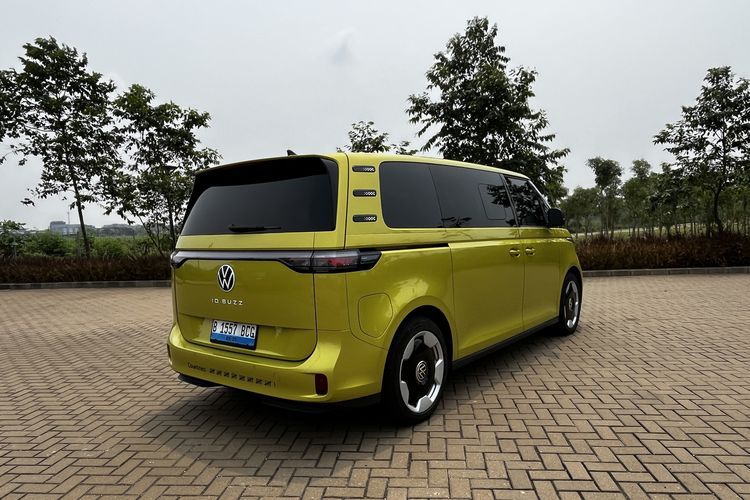 VW ID. Buzz, regenerative braking, mobil listrik, pengalaman berkendara, Mengemudikan VW ID. Buzz: Pengalaman Unik Mobil Listrik Minibus