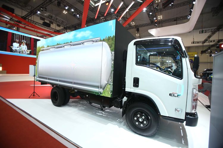 kendaraan niaga, Isuzu ELF NMR, layar LED, GIIAS 2025, Isuzu ELF NMR: Kendaraan Niaga dengan Layar LED