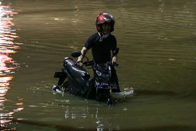 motor kebanjiran, Banjir Bali, Motor Terendam Banjir, motor rusak, Banjir Bali, Begini Pertolongan Pertama Motor yang Terendam Banjir