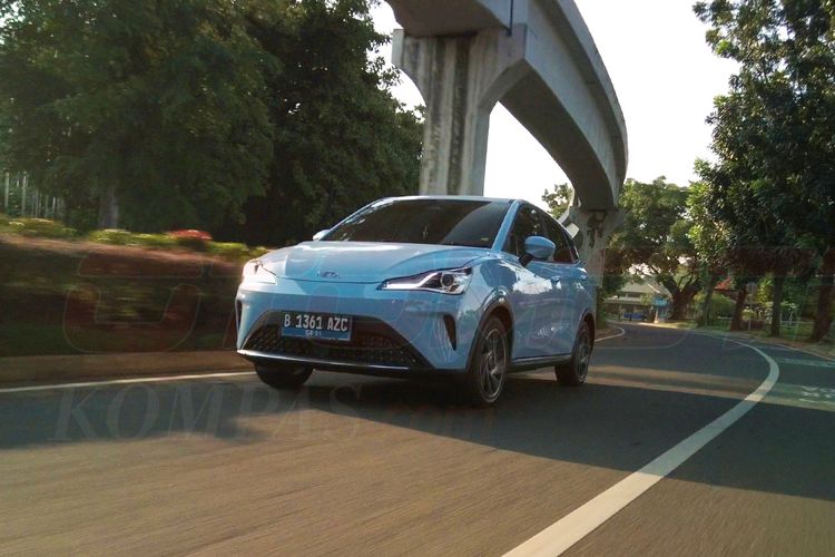 pajak kendaraan, biaya perawatan, Populer Otomotif, artikel terpopuler, Omoda 5 Z, Toyota Alphard bekas, pabrik BYD, Perang harga mobil listrik, BYD M6, Harga Alphard Bekas Turun, Pabrik BYD Subang