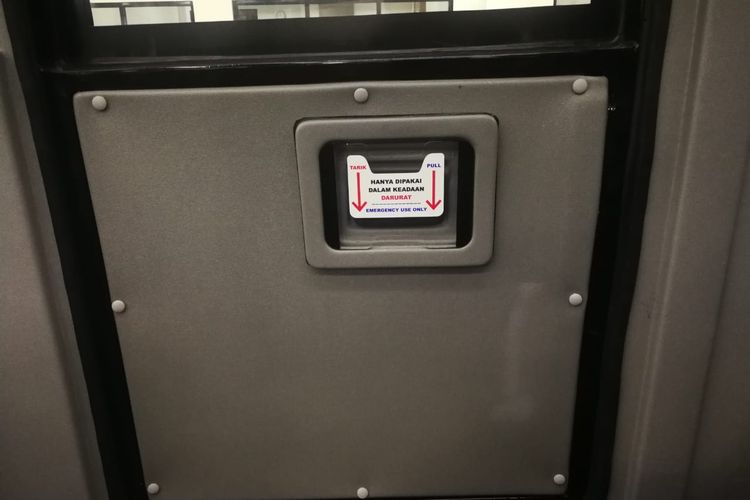 pintu darurat, Pintu darurat, pintu darurat bus, pintu bus, anak jatuh dari bus di jalan tol, Insiden Anak Terjatuh dari Bus, kenapa Pintu Darurat Bisa Terbuka?