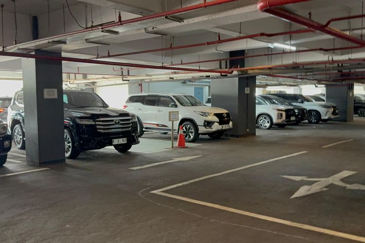 mobil dinas, anggota dpr, Pelat Dinas, ganti pelat nomor, Pelat Nomor DPR, Anggota DPR yang Ganti Pelat Dinas Bisa Didenda Rp 500.000