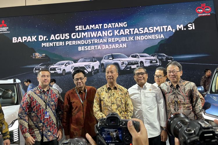 Agus Gumiwang, SUV terbaru, agus gumiwang, GIIAS 2025, Mitsubishi Destinator, Ini Kata Menteri Agus Gumiwang Saat Duduk di Mitsubishi Destinator