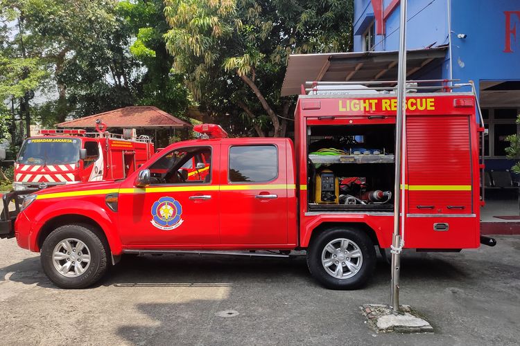 mobil damkar, damkar, mobil pemadam kebakaran, Penyelamatan Kebakaran, Damkar Jakarta, truk damkar, Fungsi Mobil Damkar, Mengenal Ragam Kendaraan Petugas Pemadam Kebakaran