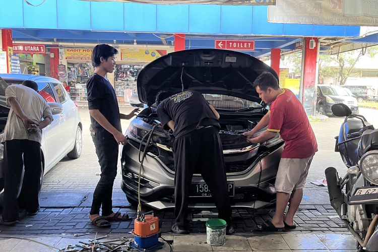 Servis AC mobil, pembongkaran dasbor, biaya servis AC, mobil Eropa vs Jepang, Mengapa Mobil Baru Perlu Bongkar Dasbor untuk Servis AC?