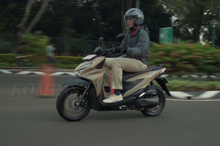 skutik petualang, Suzuki Nex Crossover, Honda BeAT Street, perbandingan performa, Suzuki Nex Crossover vs Honda BeAT Street: Skutik Petualang Terbaik