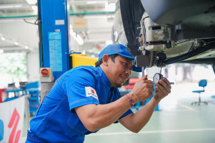 bengkel, Suzuki, Bengkel Mobil, Suzuki Indomobil Sales, Teknisi Bengkel Resmi Suzuki Punya Seragam Baru, Biru Lebih Cerah