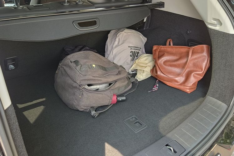 interior mewah, desain elegan, mobil listrik, Polytron G3, Mengungkap Fitur Mewah Polytron G3+: Mobil Listrik Terbaru