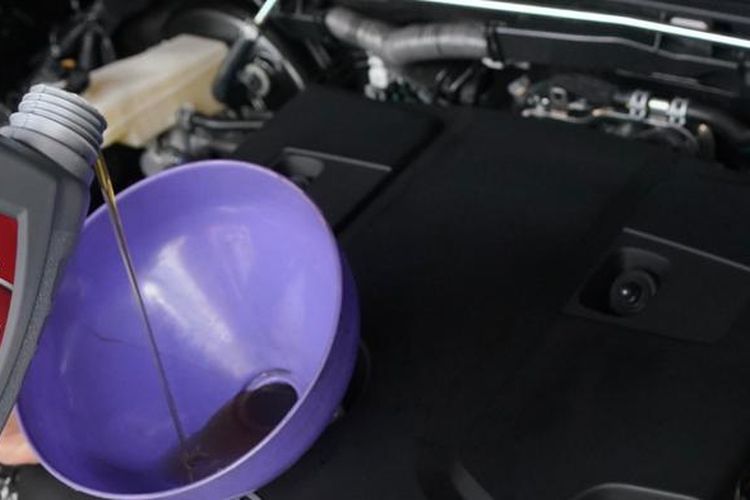 oli mesin, oli mesin mobil, oli mesin hitam, apakah oli mesin hitam harus segera diganti, Warna Oli Mesin yang Sudah Hitam Tak Melulu Harus Diganti