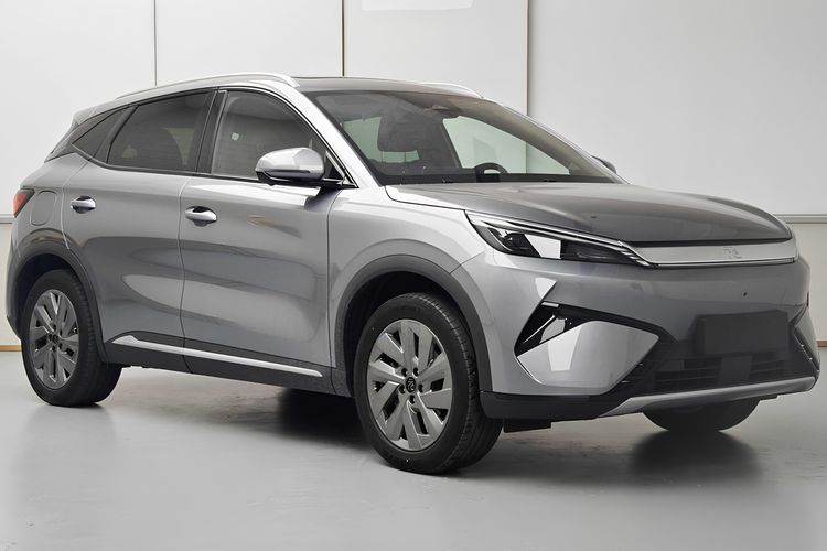 Toyota, pelat nomor, toyota veloz, BYD Atto 3, Toyota Veloz Hybrid, Sanksi Tutup Pelat Nomor Kendaraan