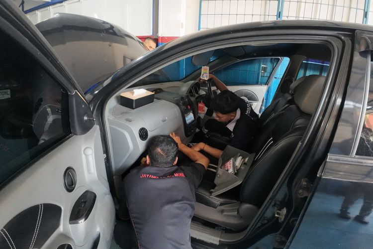 perawatan AC mobil, perawatan ac mobil, biaya perbaikan AC, flushing AC, ciri-ciri kerusakan AC, Panduan Lengkap Merawat AC Mobil Secara Berkala