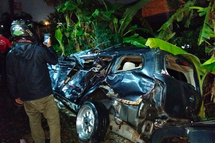 mobil tersangkut di rel kereta, ban mobil selip, penyebab mobil selip, Penyebab Ban Mobil Selip dan Tak Bisa Melaju Saat Melintas Rel Kereta