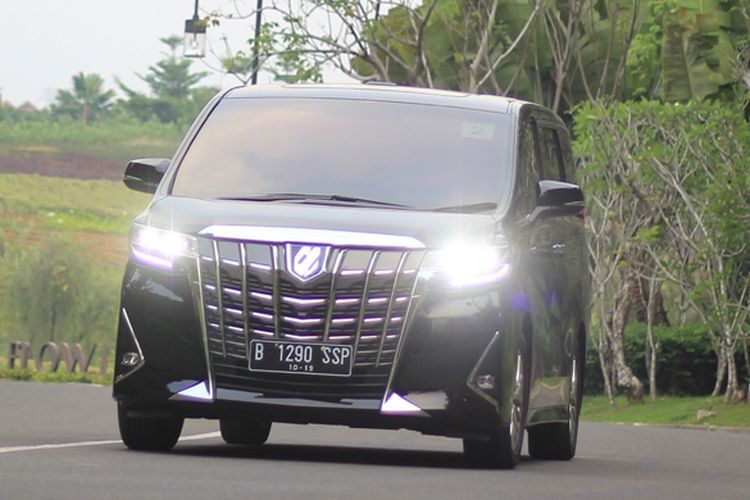 Harga mobil turun, Toyota Alphard bekas, mobil listrik, Pasar otomotif, Mengapa Harga Toyota Alphard Bekas Turun Hingga Rp 200 Juta?