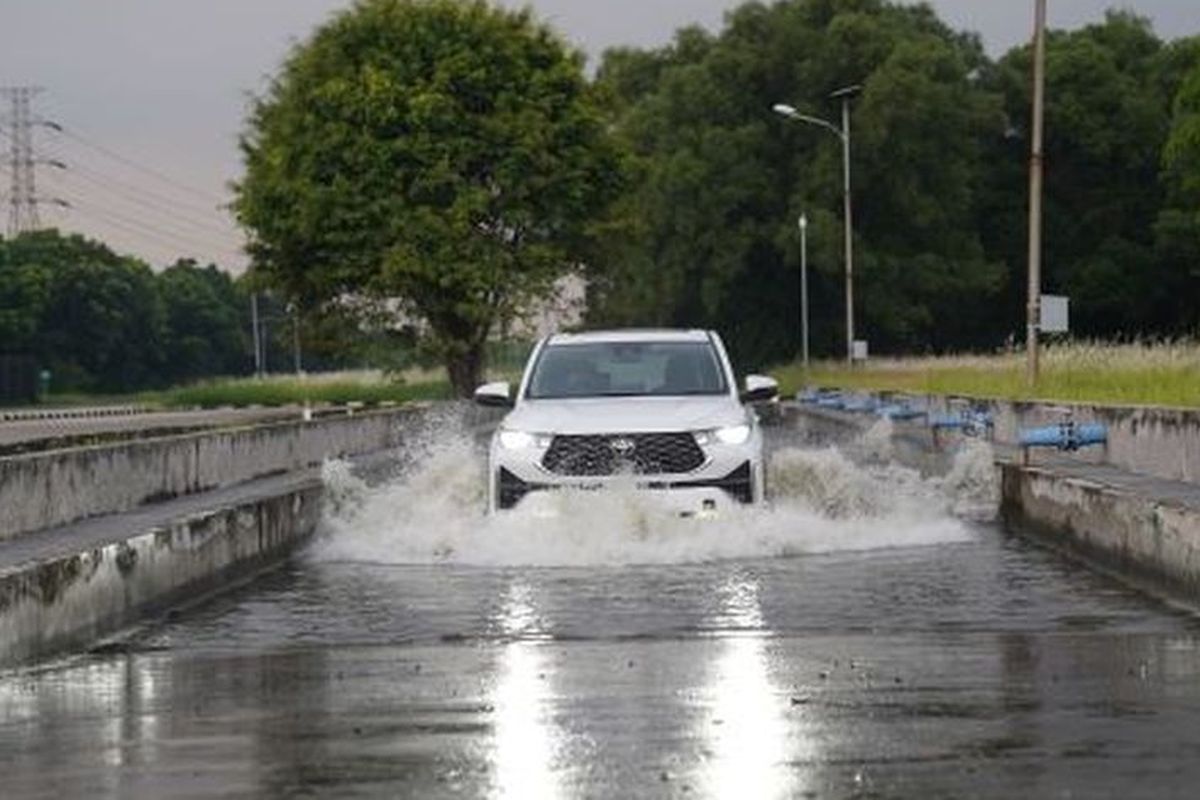 Batas Aman Mobil Hybrid Terobos Banjir