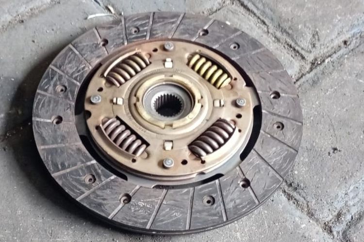 kampas kopling, Teknologi NVR, Pegas di kampas kopling, Teknologi Ini Bikin Perpindahan Percepatan Mobil Manual Lebih Halus