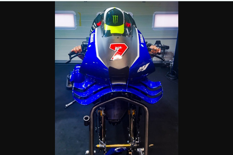 MotoGP, Valentino Rossi, sirkuit misano, augusto fernandez, motogp 2025, MotoGP San Marino 2025, Yamaha M1 V4, Momen Rossi Duduk di Yamaha M1 V4 Dengan Senyum Penuh Makna