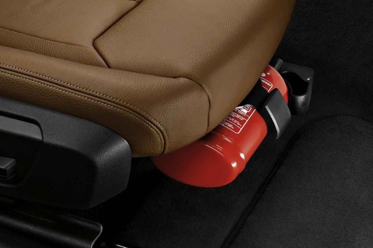 mobil terbakar, APAR, alat pemadam api ringan (APAR), Cara Pakai APAR, Jangan Salah, Begini Cara Benar Pakai APAR Saat Mobil Terbakar