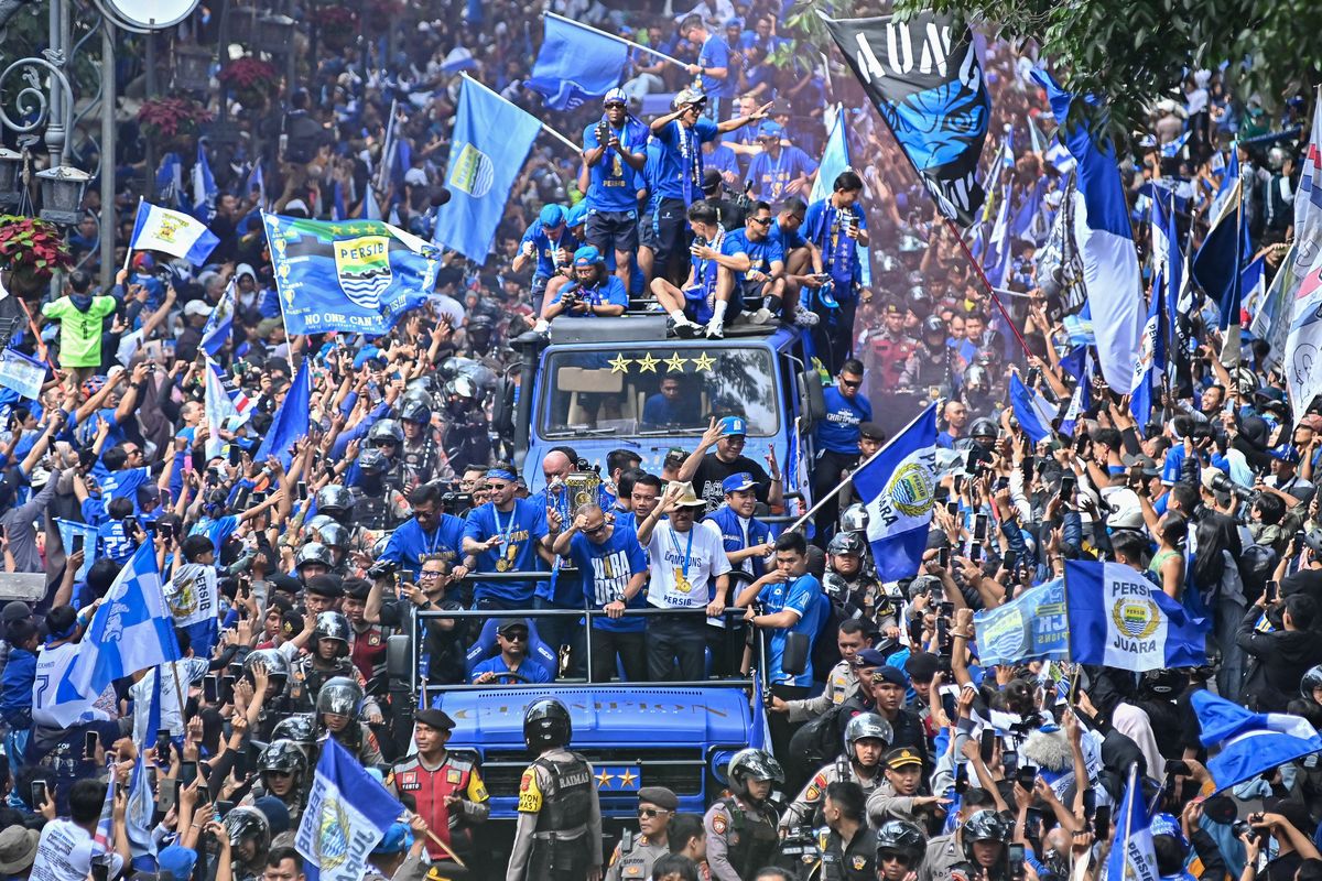 Ratusan Ribu Bobotoh Konvoi, Bandung Jadi Lautan Biru
