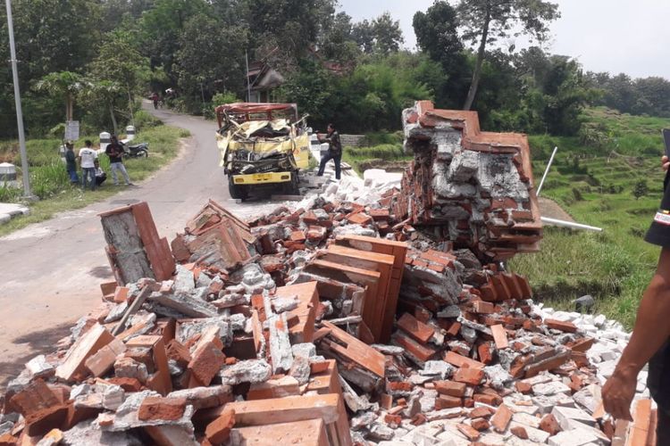 Kecelakaan, truk, rem blong, kecelakaan, Truk, Truk tabrak Gerbang Tol Ciawi, gerbang tol ciawi kecelakaan, Belajar dari Kecelakaan GT Ciawi: Pentingnya Teknik Pengereman