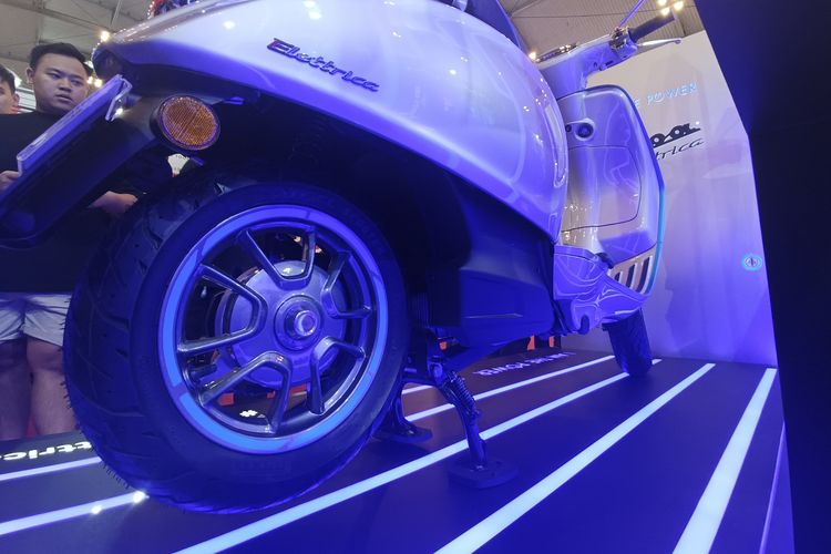 skuter listrik, vespa elettrica, Vespa Listrik, IMOS 2025, Stok Vespa Listrik di Indonesia Sudah Habis