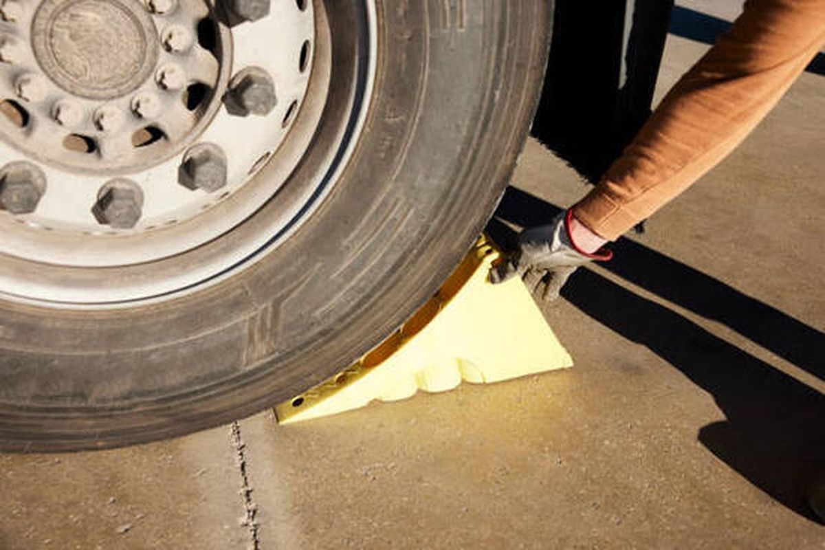 Rem Tangan Macet? Ganjal Ban Solusi Aman untuk Parkir Mobil!