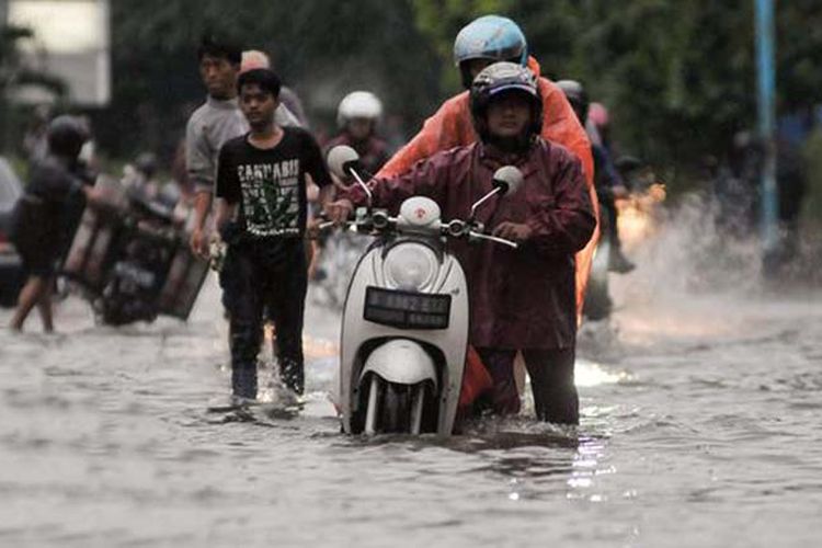 kampas rem, sepeda motor, Keselamatan Pengendara, Banjir, Benarkah Kampas Rem Motor Wajib Diganti Setelah Melewati Banjir?