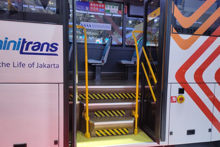 Dinas Perhubungan DKI Jakarta, Transjakarta, armada transportasi umum, Isuzu ELF NQR B, TransJakarta, Isuzu ELF NQR B Jadi Armada Minitrans Transjakarta