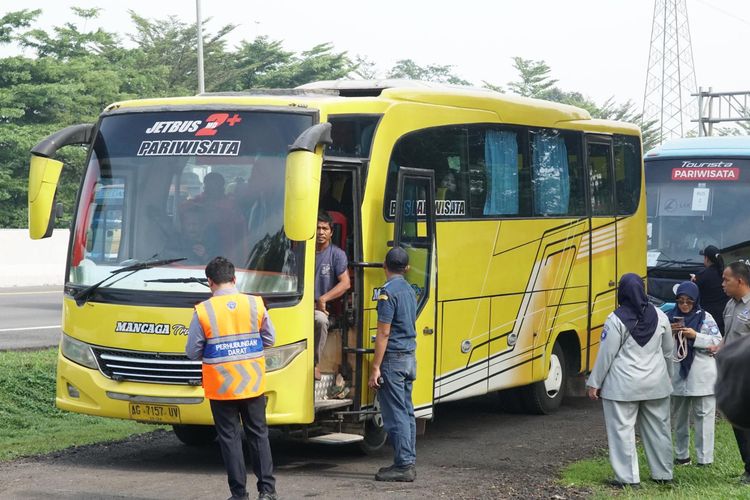 Jagorawi, libur panjang, pelanggaran, layak, Libur Panjang, Kemenhub Temukan 13 Bus Tak Laik Jalan di Tol Jagorawi