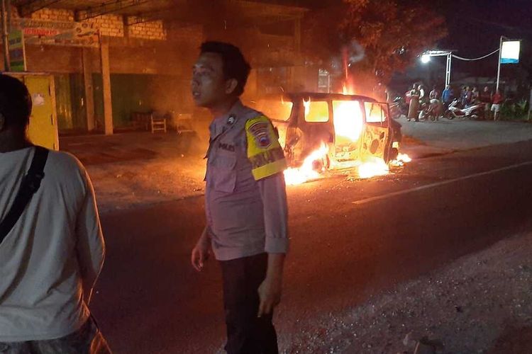 korsleting, Suzuki APV, Suzuki APV tabrakan, mobil terbakar, Mobil korsleting, Suzuki APV Terbakar di Pati, Korsleting Listrik Diduga Jadi Pemicu