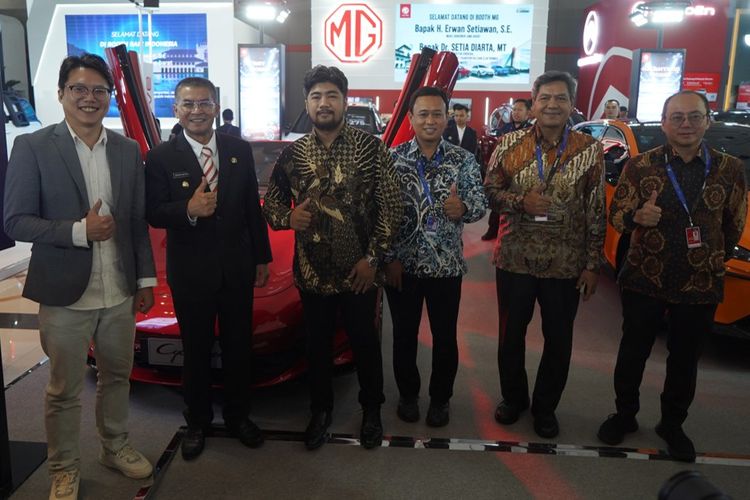 otomotif, pameran otomotif, kendaraan bermotor, Morris Garage, GIIAS 2025, MG Hadir di Bandung: Pamer Cyberster hingga MG4 EV