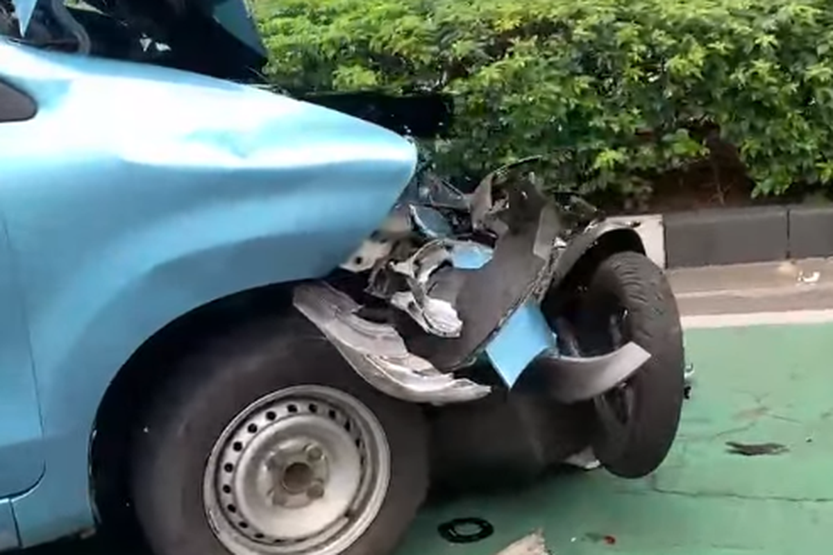 Kronologi Kecelakaan Taksi Tabrak Sepeda Motor di Sudirman