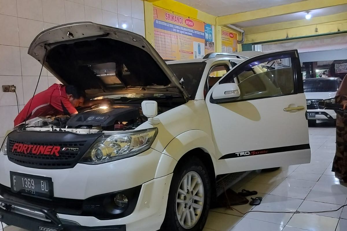 Cara Mudah Cek Kondisi AC Mobil Pakai Endoskopi