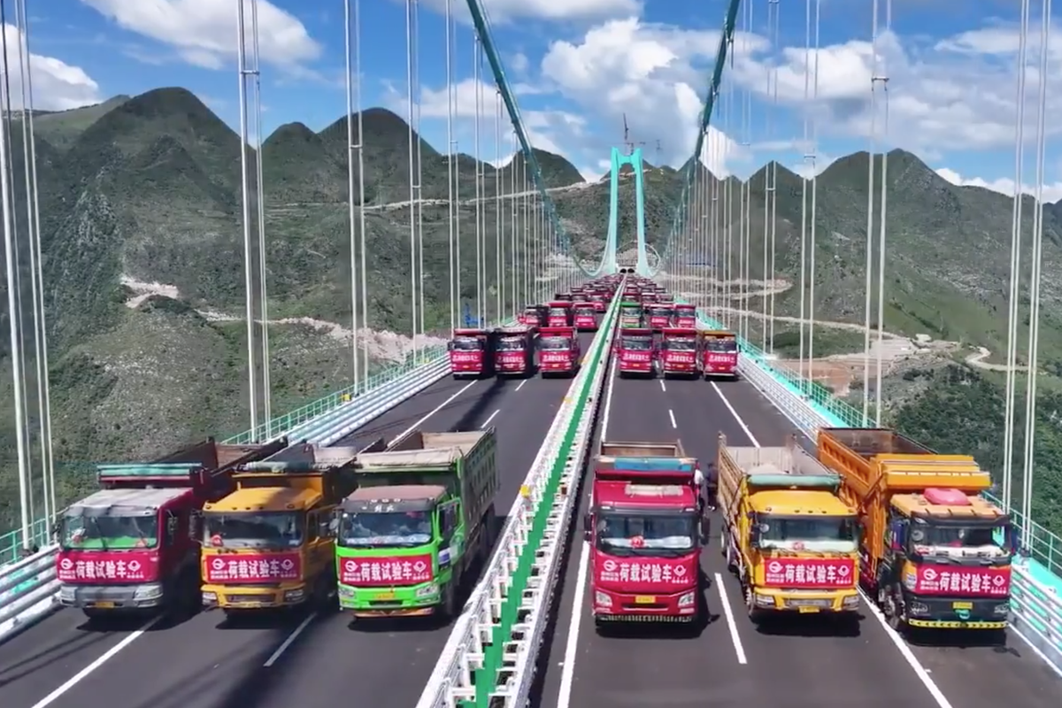 Tertinggi di Dunia, Jembatan Huajiang Canyon Lolos Uji Beban 96 Truk