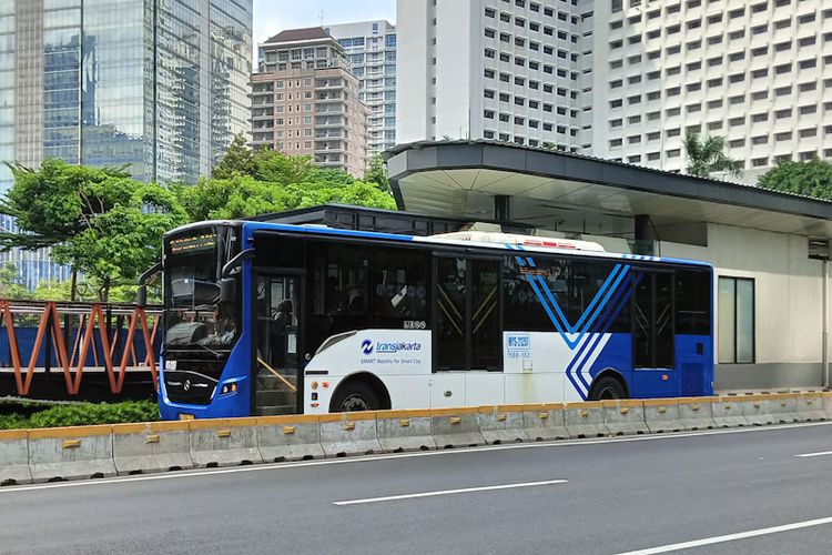 pelat dinas, Transjakarta, jalur Transjakarta, mobil pelat dinas, TransJakarta, jalur Busway, transjakarta, jalur transjakarta, Pelat Dinas, jalur busway, pelat khusus, Video Mobil Berpelat Dinas Terobos Jalur Transjakarta, Kena ETLE?