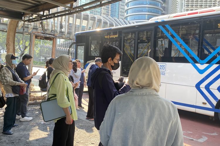mobilitas masyarakat, unjuk rasa, kerusakan halte Transjakarta, biaya pembangunan halte, Estimasi Kerugian Halte Transjakarta yang Rusak Parah