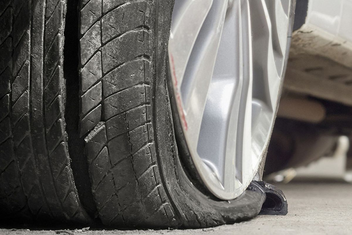 Petaka Pecah Ban Mobil, Penyebab Sepele yang Sering Diabaikan