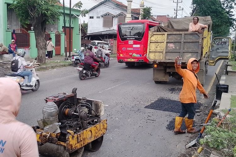 Perbaikan jalan, jalur Pantura, jalan berlubang, Mudik Lebaran, jalur arteri, Kementerian PU Janji Langsung Tambal Jalur Pantura Saat Ada Lubang