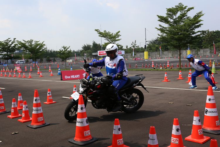 safety riding, keselamatan jalan, Keterampilan berkendara, pelatihan motor, Menguasai Safety Riding: Kunci Keselamatan Pengendara Motor