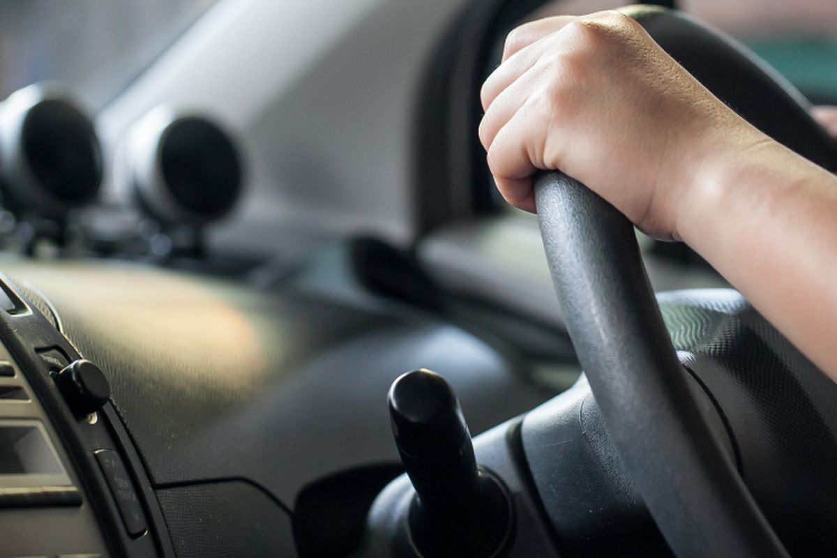 Kesalahan Umum Pemula Saat Mengoper Gigi Mobil Manual