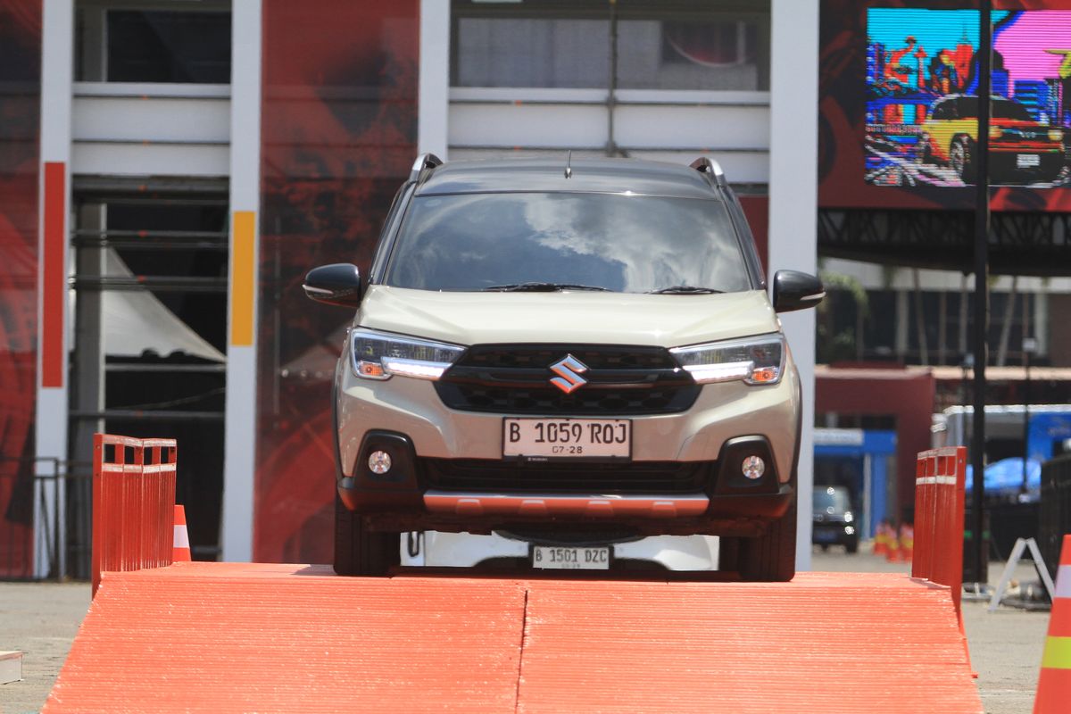 Persaingan Mobil Keluarga: Suzuki XL7 vs Mitsubishi Xpander Cross