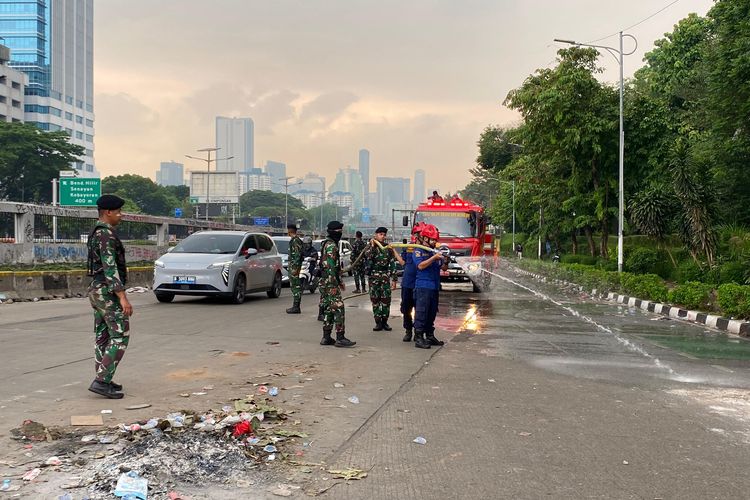 gas air mata, dampak gas air mata, Mobil terpapar gas air mata, Gas Air Mata Bisa Rusak Cat dan Komponen Mobil? Ini Penjelasan Ahli