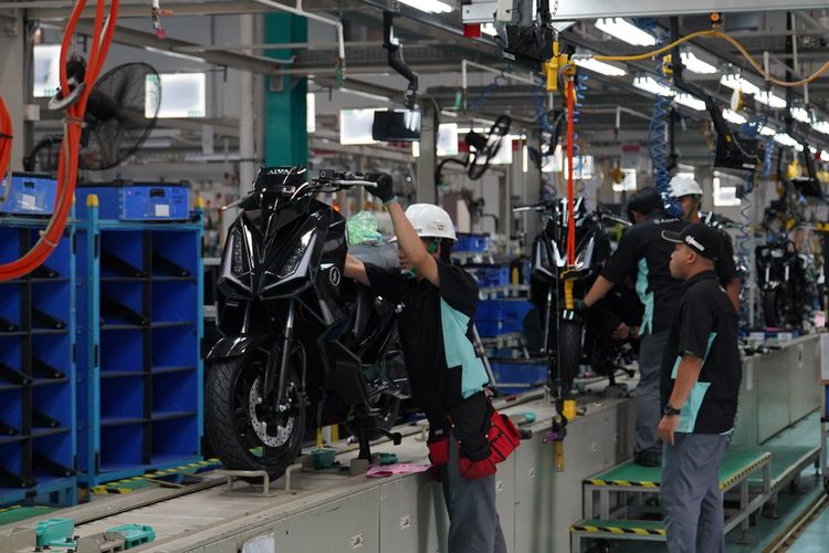 rem blong, penjualan mobil, PHEV, Populer Otomotif, artikel terpopuler, harga mobil listrik bekas, gelombang phk, Gerbang Tol Ciawi 2, industri motor listrik, Truk Tabrak GT Ciawi, EV Bekas Rp 100 Jutaan